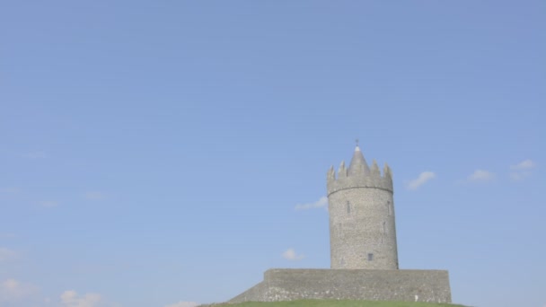 Castillo de Doonagore, oeste de Irlanda Ruta de la ruta costera del Atlántico — Vídeo de stock