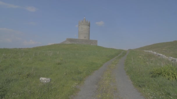 Doonagore замок, захід від Ірландії - дикі Північноатлантичного шлях маршруту — стокове відео