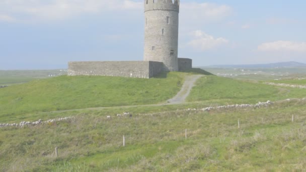 Castillo de Doonagore, oeste de Irlanda Ruta de la ruta costera del Atlántico — Vídeo de stock