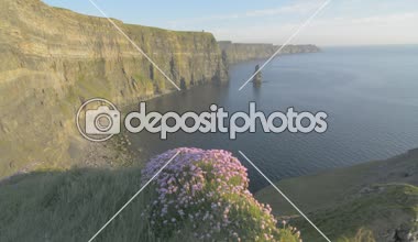 Ünlü Cliffs, Moher günbatımı, Co. Clare, İrlanda - yaban Atlantik yol yol içinde