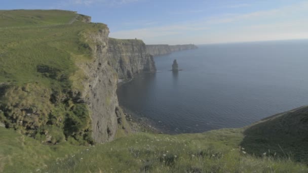 Ünlü Cliffs, Moher günbatımı, Co. Clare, İrlanda - yaban Atlantik yol yol içinde — Stok video