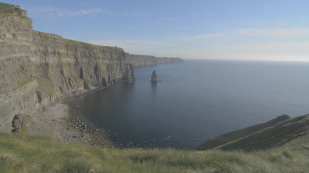 Знаменитые скалы Мохера на закате в Ко Клэр, Ирландия - Wild Atlantic Way Route — стоковое видео