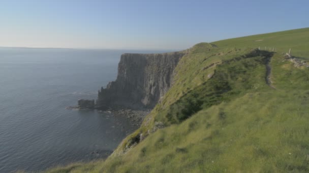 Słynne klify Moher na zachód słońca w Co. Clare, Irlandia - dzikie Atlantic sposób trasa — Wideo stockowe