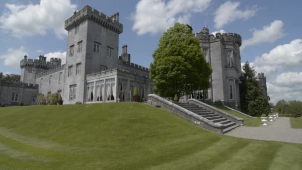 Atracción turística pública famosa en Irlanda. Castle, Condado de Dromoland Clare, Irlanda — Vídeo de stock