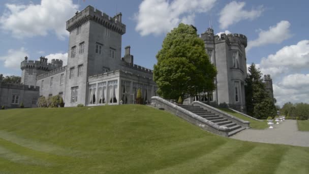 Ünlü Genel turistik İrlanda. Castle, Dromoland County Clare, İrlanda — Stok video