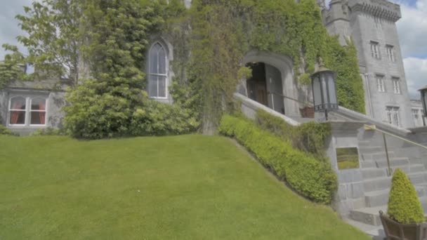 Famosa atração turística pública na Irlanda. Castle, Dromoland County Clare, Irlanda — Vídeo de Stock