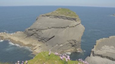 Döngü kafa Yarımadası, Batı Clare, İrlanda gösteren kayalar ve kayalıklarla bir Atlas heykel. Yaban Atlantik yol yol. Düz video profili.