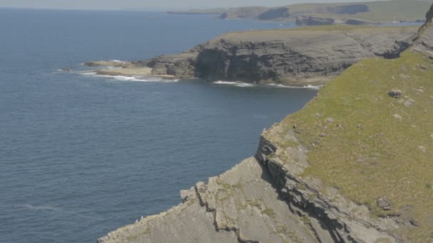 Loop Head Peninsula,West Clare,Ireland showing rocks and cliffs sculpted by the Atlantic Ocean. Wild Atlantic Way Route. Flat video profile. — Stock Video