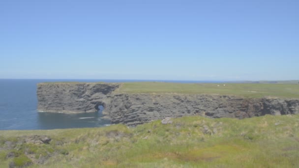 Loop Head Peninsula, West Clare, Irlanda mostrando rochas e penhascos esculpidos pelo Oceano Atlântico. Wild Atlantic Way Route. Perfil de vídeo plano . — Vídeo de Stock