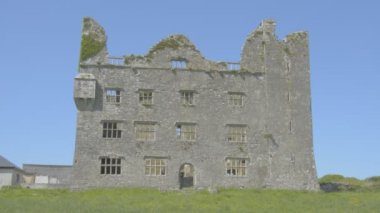 Antik eski Leamaneh Kalesi, Kilfenora, County Clare, İrlanda mahvetti