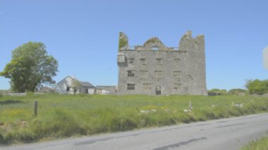 Antik eski Leamaneh Kalesi, Kilfenora, County Clare, İrlanda mahvetti