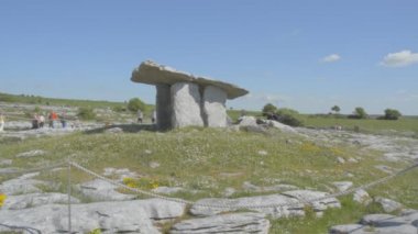 5000 yıl eski Polnabrone Dolmen Burren, Co. Clare - İrlanda