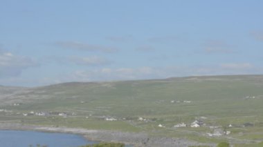 Ünlü burren kireçtaşı Milli Parkı İrlanda - yaban Atlantik yol yol korumalı..