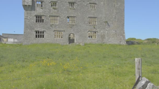 Antika gamla förstört Leamaneh Castle, Kilfenora, grevskapet Clare, Irland — Stockvideo