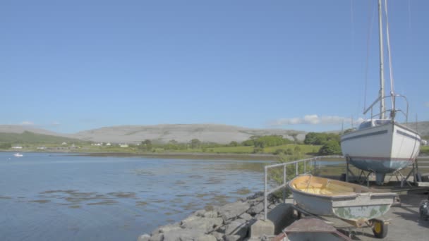 Gamla frakt segelbåtar dockad upp på toppen av en pir i Burren, Irland — Stockvideo
