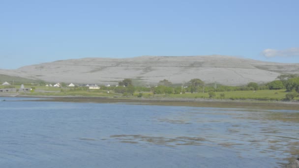 Famoso parque nacional de piedra caliza protegido de Burren Irlanda Ruta de la ruta costera del Atlántico . — Vídeo de stock