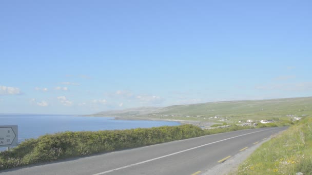 Ünlü burren kireçtaşı Milli Parkı İrlanda - yaban Atlantik yol yol korumalı.. — Stok video