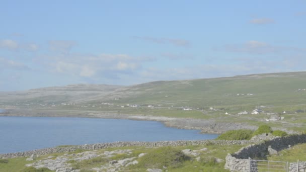 Híres védett burren mészkő nemzeti park Írország - vadon élő atlanti út útvonalon. — Stock videók