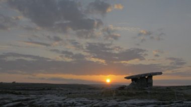 5000 yıl Burren, Milli Parkı, Co. Clare - İrlanda - eski Polnabrone Dolmen düz video profili.