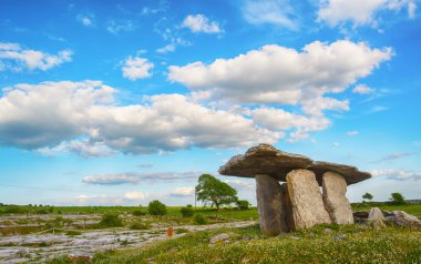5000 yıl eski Polnabrone Dolmen Burren, Co. Clare - İrlanda