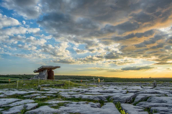 5000 lat stary Polnabrone Dolmen w Burren, Co. Clare - Irlandia — Zdjęcie stockowe