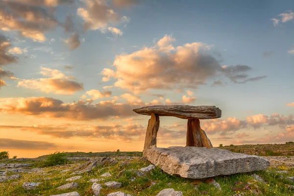 5000 años Polnabrone Dolmen Burren, Co. Clare - Irlanda —  Fotos de Stock