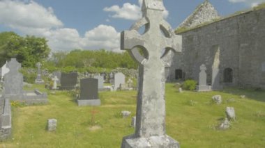 Kelt haçı County Clare, İrlanda İrlandalı bir mezarlıkta. Düz video profili.