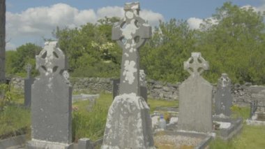 Kelt haçı County Clare, İrlanda İrlandalı bir mezarlıkta. Düz video profili.