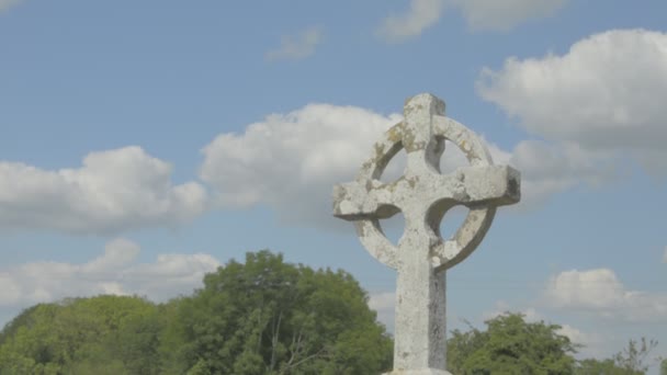 Celtic cross i en irländsk kyrkogård i County Clare på Irland. Platt videoprofil. — Stockvideo
