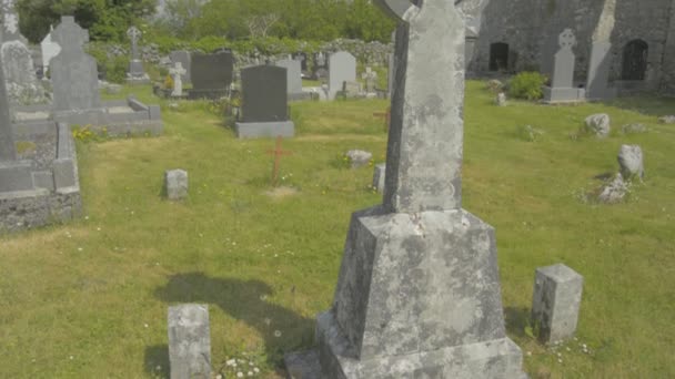 Cruz celta en un cementerio irlandés en el Condado de Clare, Irlanda. Perfil de vídeo plano . — Vídeos de Stock