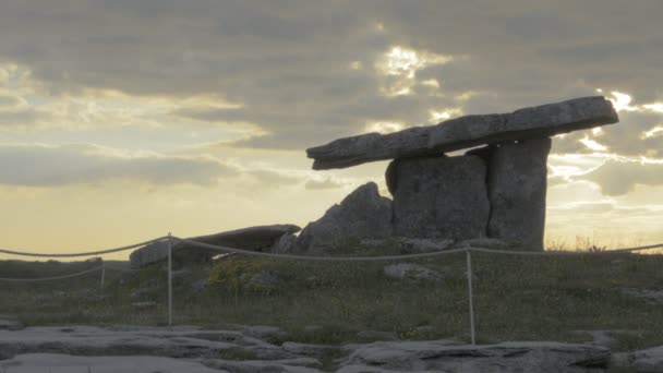 5000 år gamla Polnabrone Dolmen i Burren, National Park, Co. Clare - Irland - platta videoprofil. — Stockvideo