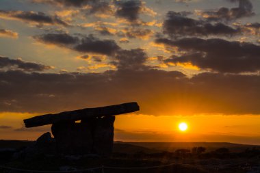 5000 yıl eski Polnabrone Dolmen Burren, Milli Parkı günbatımı