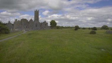 Ünlü İrlandalı genel dönüm noktası, quin abbey, county clare, İrlanda Hava video