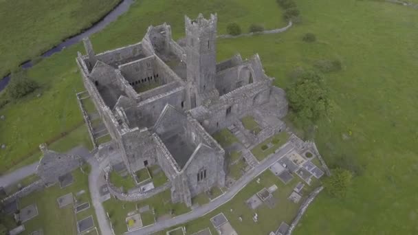 Vídeo aéreo do famoso marco público irlandês, abadia de Quin, clare do condado, Irlanda — Vídeo de Stock