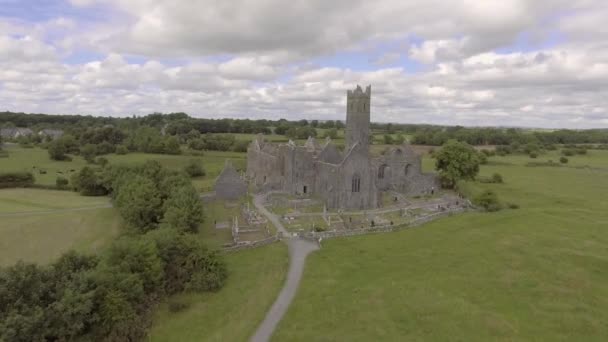 Luchtfoto video van de beroemde Ierse openbare bezienswaardigheid quin abbey, county clare, Ierland — Stockvideo