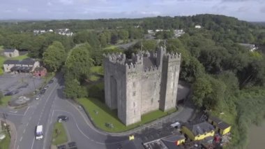 Irelands en ünlü genel Kalesi'nin havadan görünümü. Bunratty Castle, County Clare, İrlanda