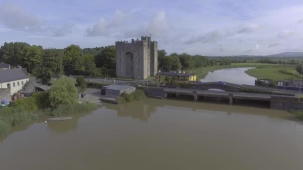 Luftaufnahme der berühmtesten öffentlichen Burg Irlands. bunratty castle, county clare, irland — Stockvideo