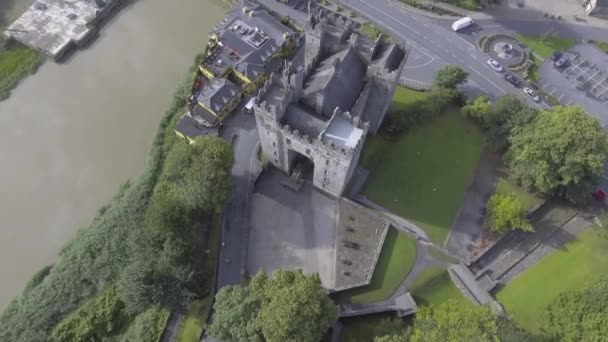 Vista aérea del castillo público más famoso de Irlanda. Bunratty Castle, Condado de Clare, Irlanda — Vídeo de stock