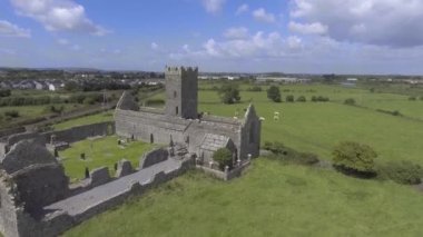 Hava bozuyor, Clare Abbey yakınındaki Ennis, Co. Clare - İrlanda 