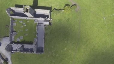Hava bozuyor, Clare Abbey yakınındaki Ennis, Co. Clare - İrlanda 