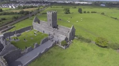 Hava bozuyor, Clare Abbey yakınındaki Ennis, Co. Clare - İrlanda 