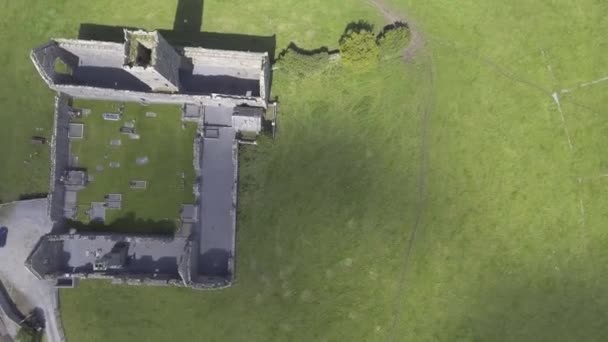 Воздушные руины аббатства Клэр возле Энниса, Ко Клэр - Ирландия — стоковое видео
