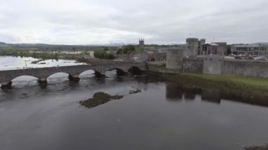 Kral John Limerick - İrlanda - ünlü Limerick Genel turistik kale ve thomond Bridge'de.