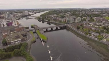 İrlanda'nın üçüncü büyük kenti, Limerick, İrlanda - Limerick Cityscape havadan görünümü