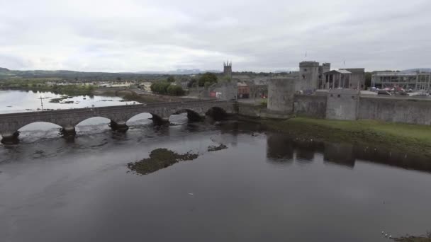 Kung Johan slott och thomond bridge i Limerick - Irland - berömda Limerick offentliga turistattraktion. — Stockvideo