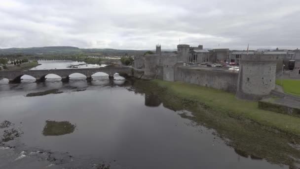 Koning John castle en thomond brug in Limerick - Ierland - beroemde Limerick openbare toeristische attractie. — Stockvideo