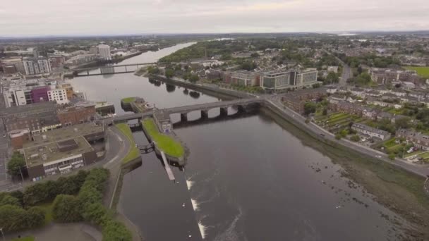 Vista aérea da terceira maior cidade da Irlanda, Limerick, Irlanda - Limerick Cityscape — Vídeo de Stock