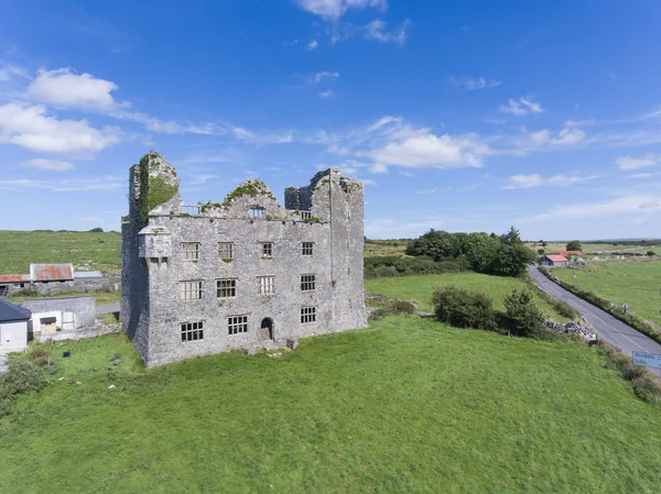 Aerial ruins irish castle in county clare, ireland — Stock Photo, Image