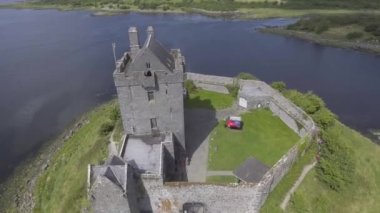 Hava dron görünümü Kinvarra co Galway, İrlanda - İrlanda Genel turistik yakınındaki Dunguaire Kalesi. Yaban Atlantik yol güzergahı