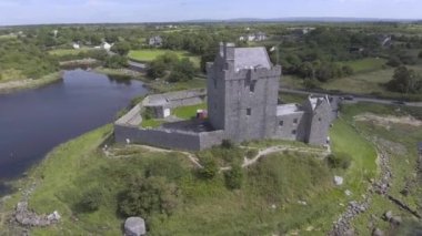 Hava dron görünümü Kinvarra co Galway, İrlanda - İrlanda Genel turistik yakınındaki Dunguaire Kalesi. Yaban Atlantik yol güzergahı